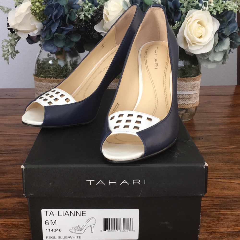 Tahari blue/white rounded peep toe pumps size 6